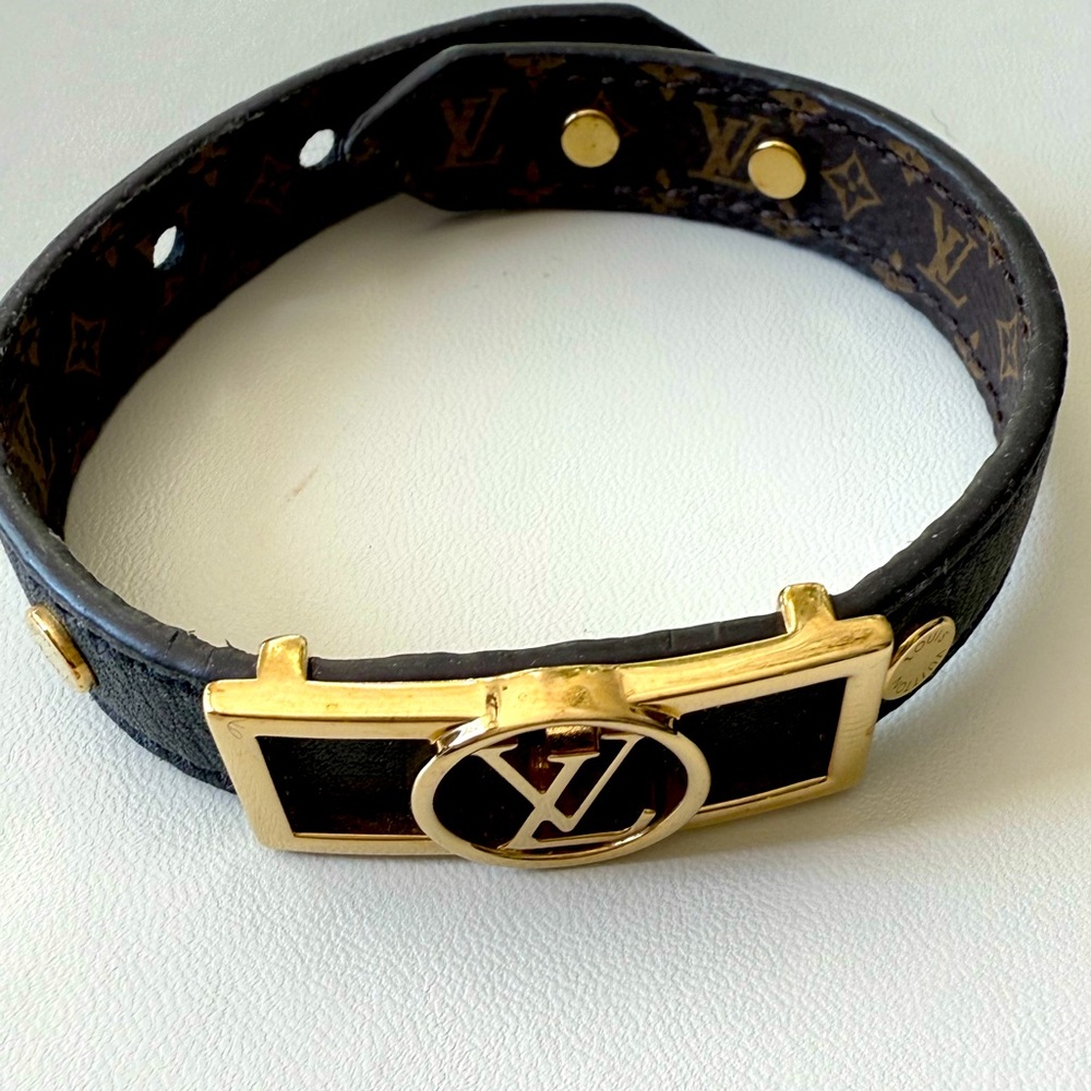 LOUIS VUITTON 
Reversible Monogram Dauphine Bracelet Black